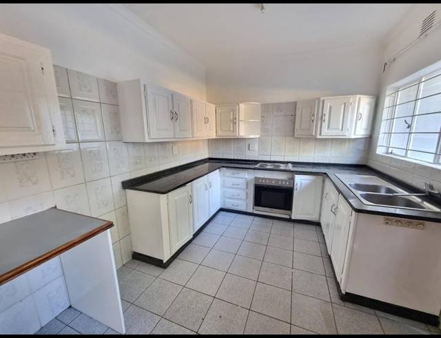 3 BEDROOM PROPERTY TO RENT IN GOLF PARK